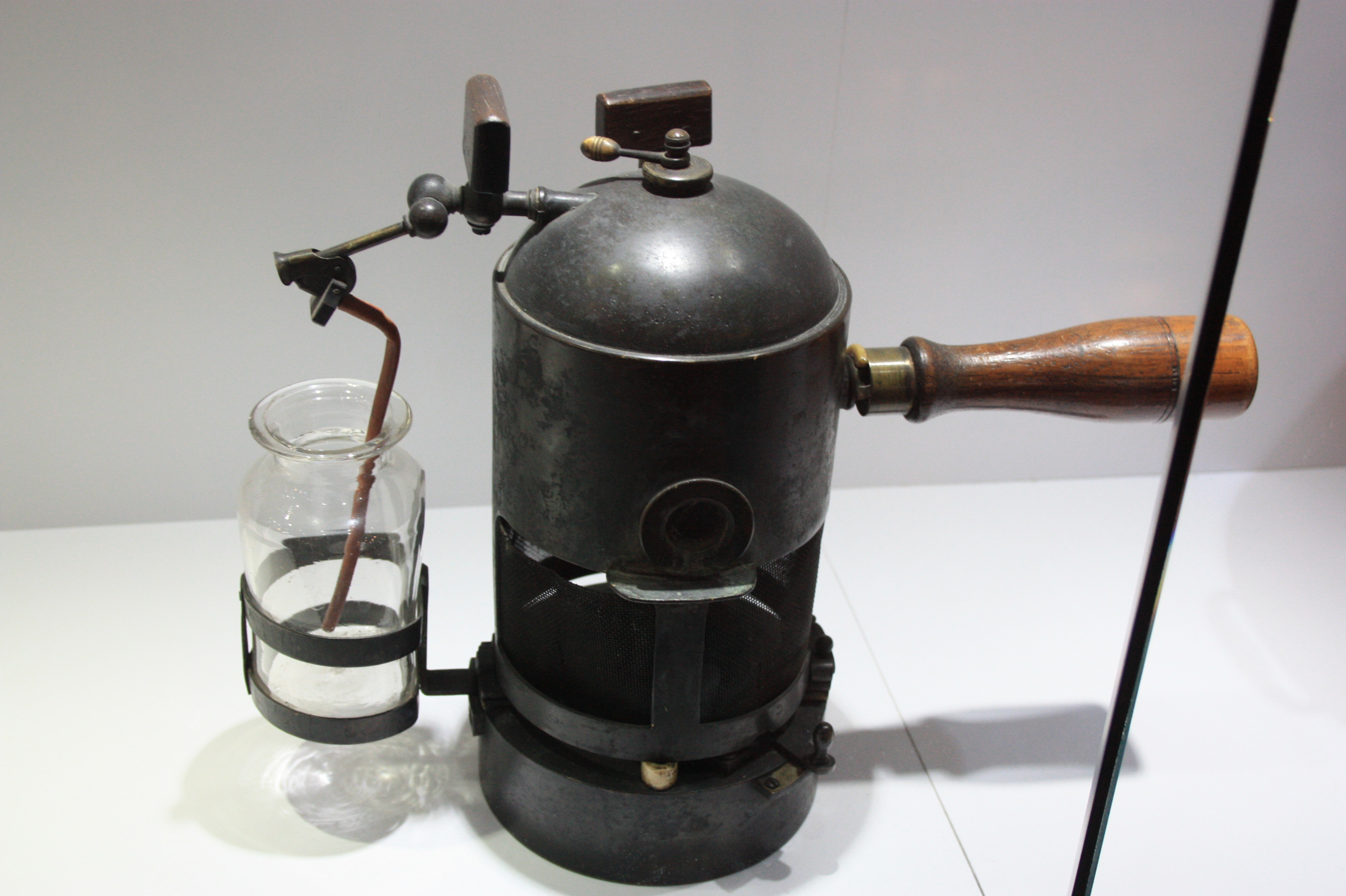 Lister’s carbolic steam spray apparatus, Hunterian Museum, Glasgow.