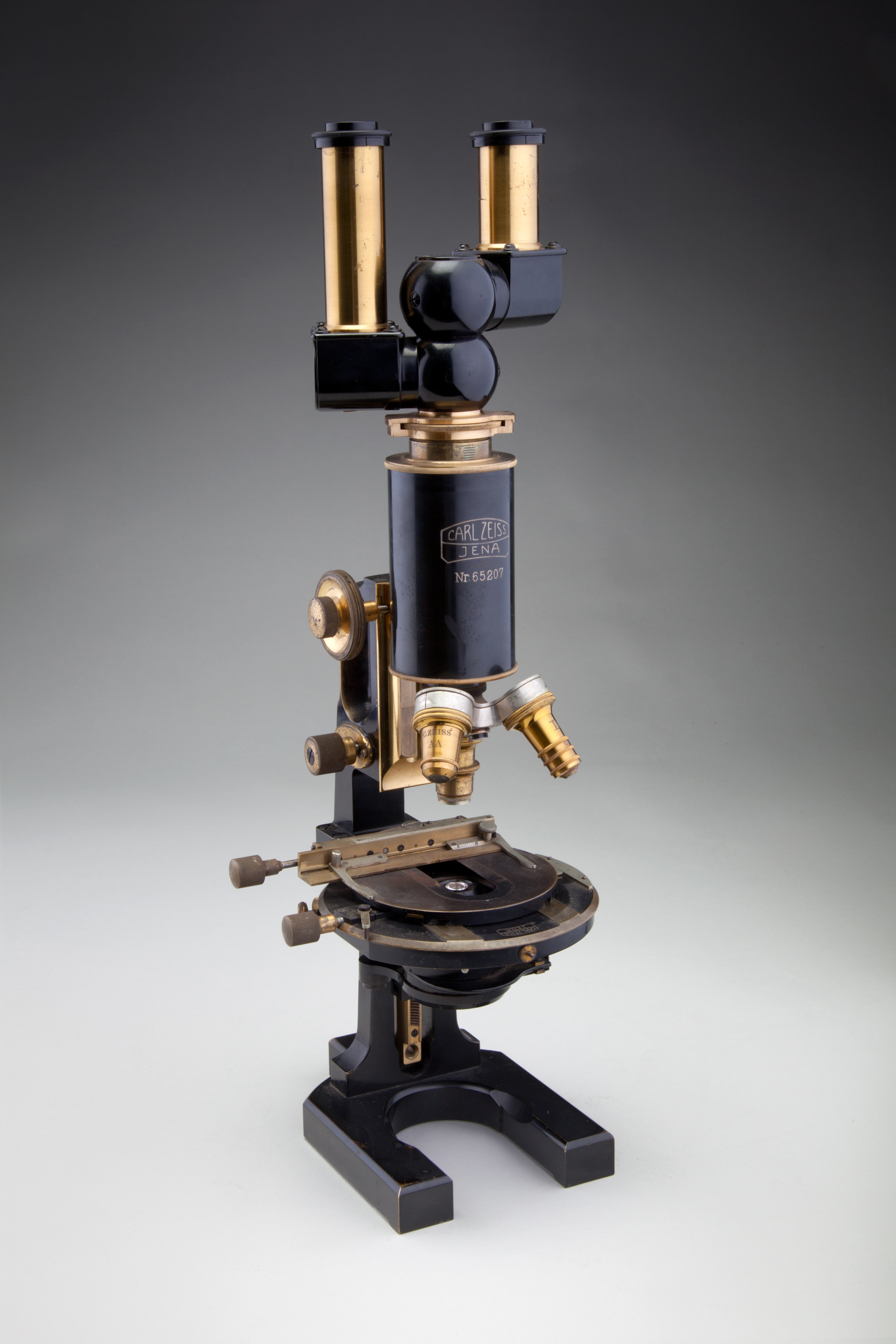 Binocular compound microscope from 1914; Carl Zeiss (1816–88), Jena, Germany; materials: brass, metal, glass; owner: The Golub Collection, University of California, Berkeley. golubcollection.berkeley.edu/